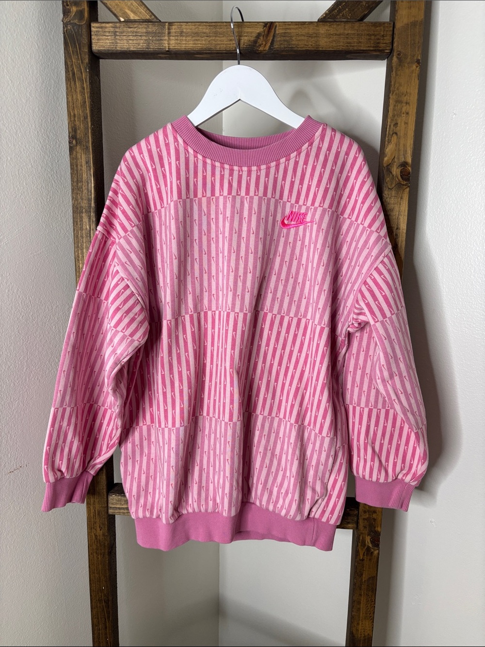 Nike Women’s Sportswear Oversized Swoosh Print Fleece Sweatshirt Pink S